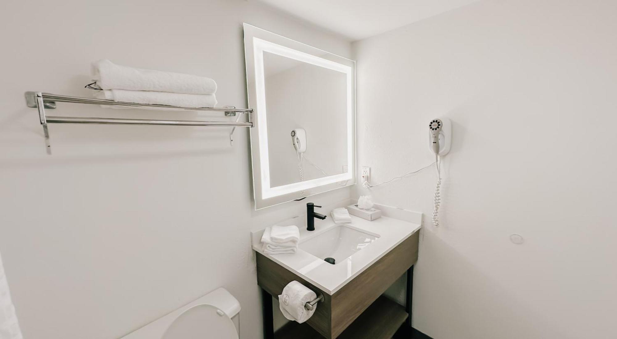 Hawthorn By Wyndham Hotel Tinton Falls